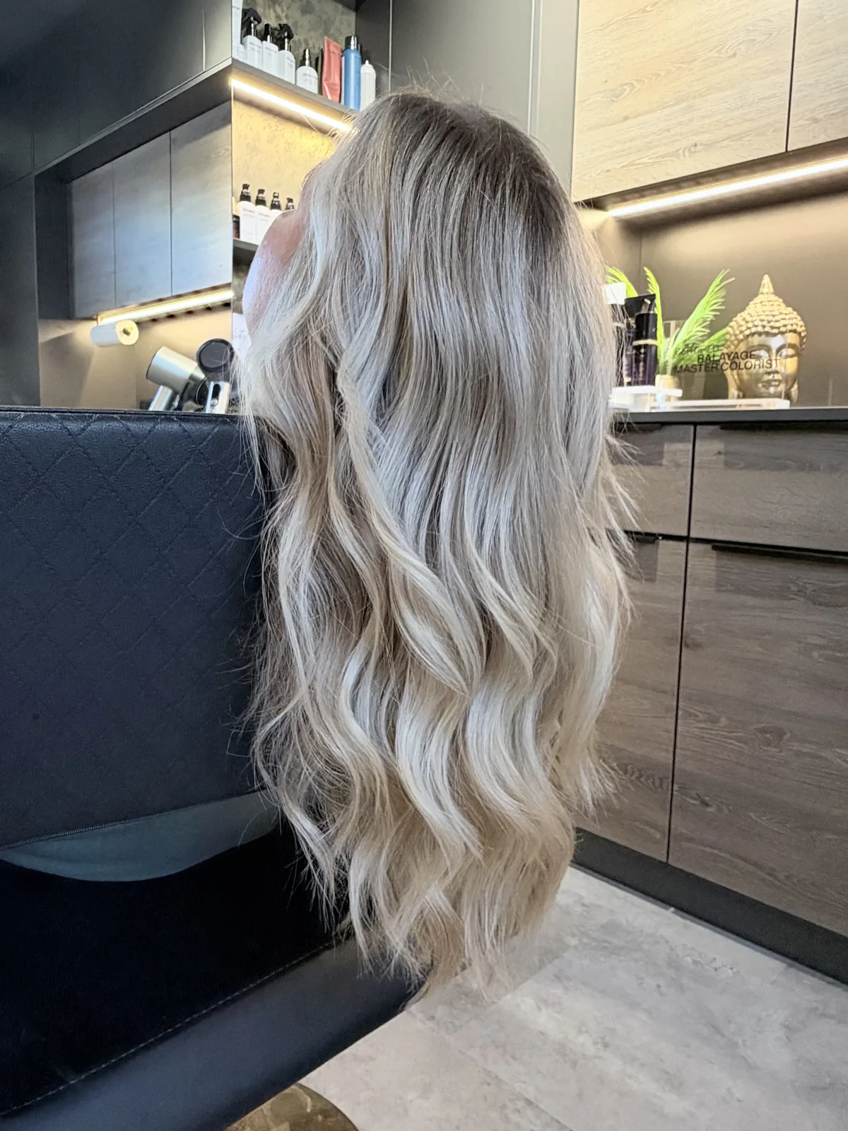 Balayage in kühlem Hellblond mit Tiefe am Ansatz, Ergebnis aus Christophs Salon