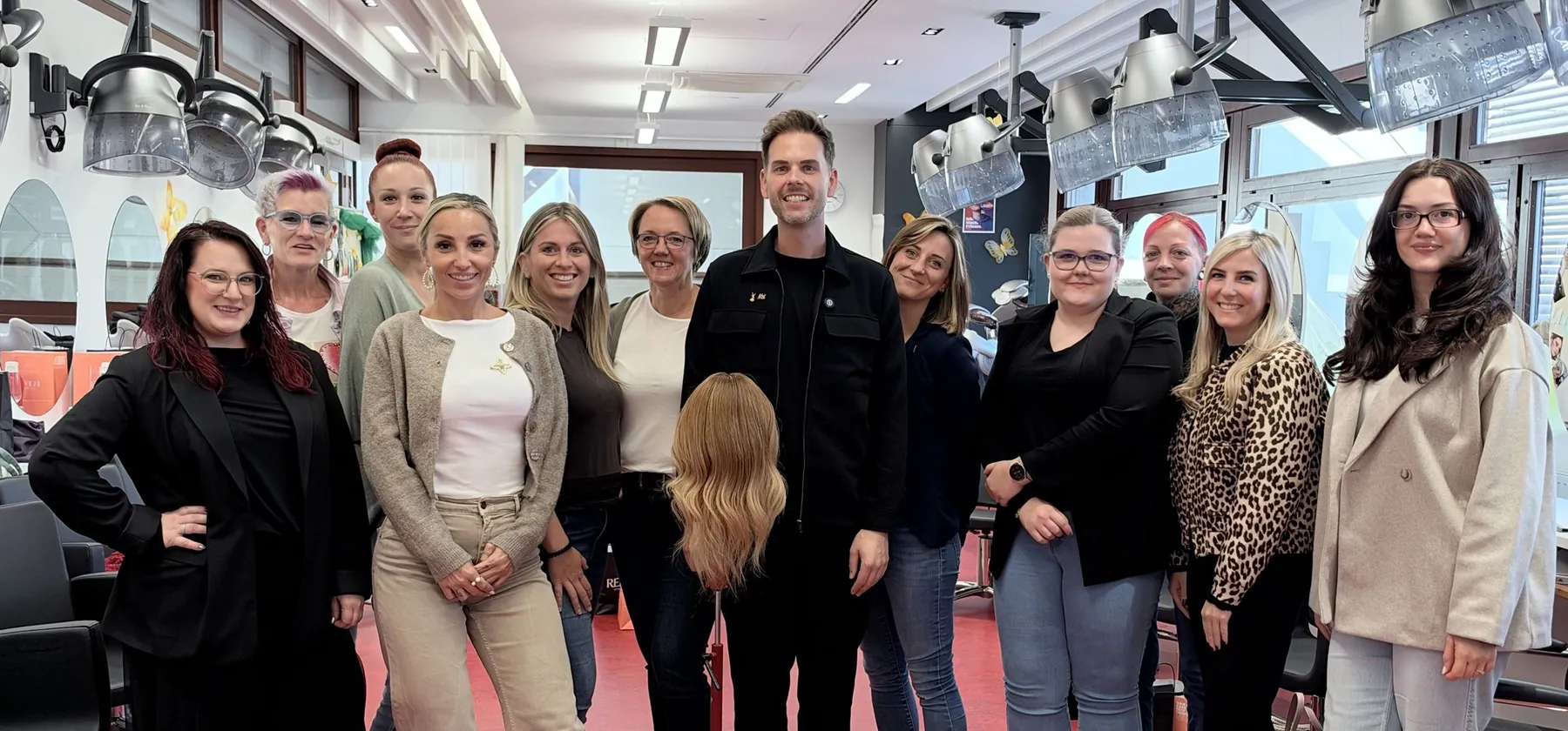 Christoph Nussbaumer mit den Teilnehmenden eines Seminartags 2026