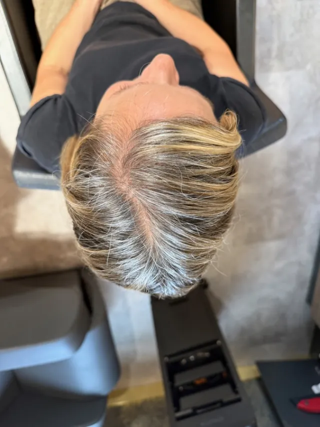 Vorher: herausgewachsenes Grau