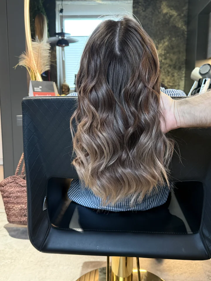 Nachher: Reverse Balayage mit natürlicher Tiefe