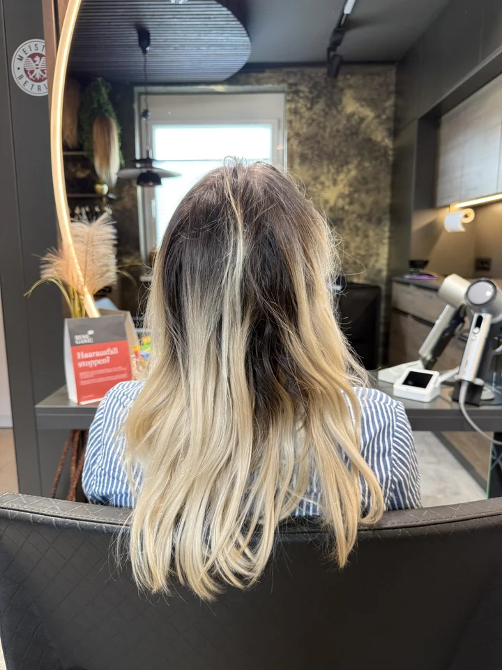 Vorher: zu helles Blond mit dunklem Ansatz