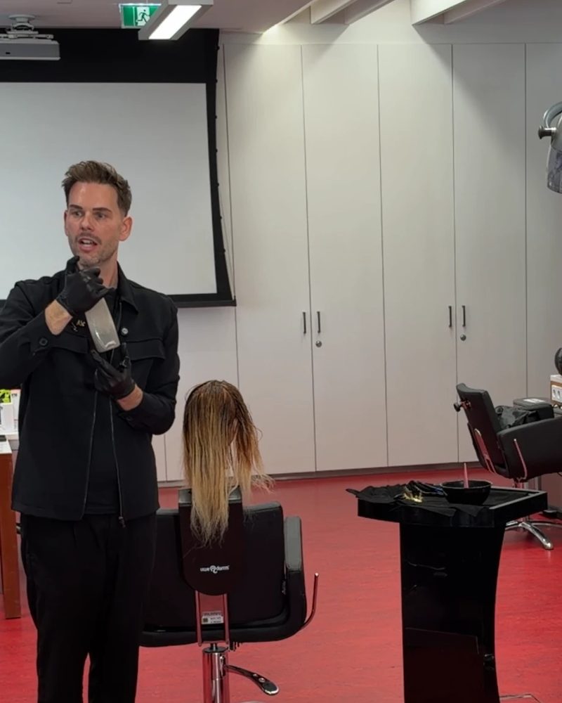 Christoph Nussbaumer zeigt das Glossing am Trainingskopf