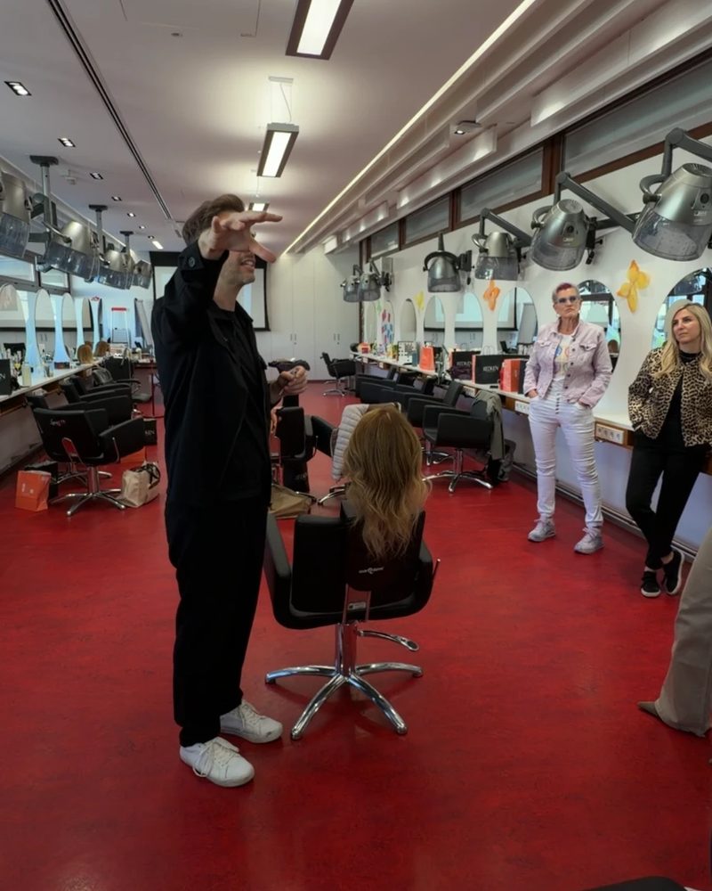 Teilnehmende schauen beim Look & Learn am Trainingskopf zu