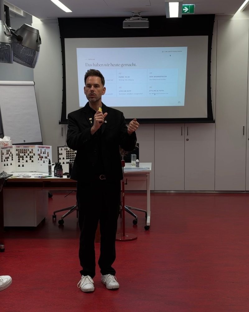Christoph Nussbaumer fasst vor der Leinwand zusammen, was die Gruppe am Seminartag gelernt hat