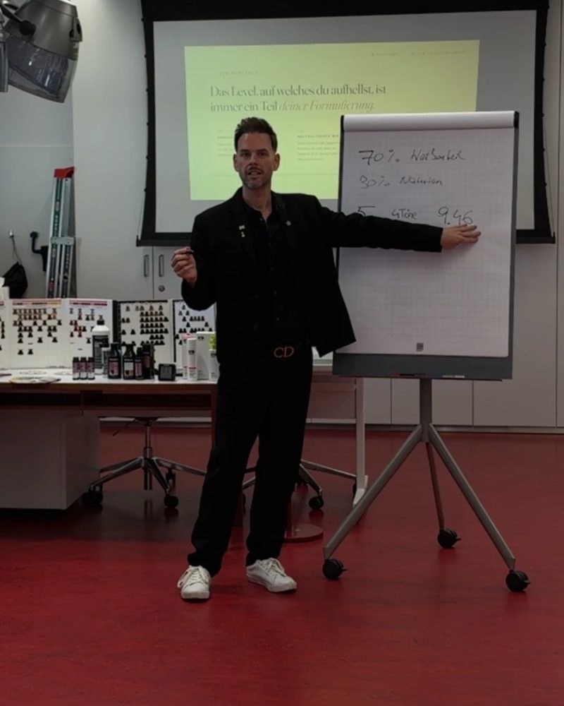 Christoph Nussbaumer erklärt die Farbrezeptur am Flipchart
